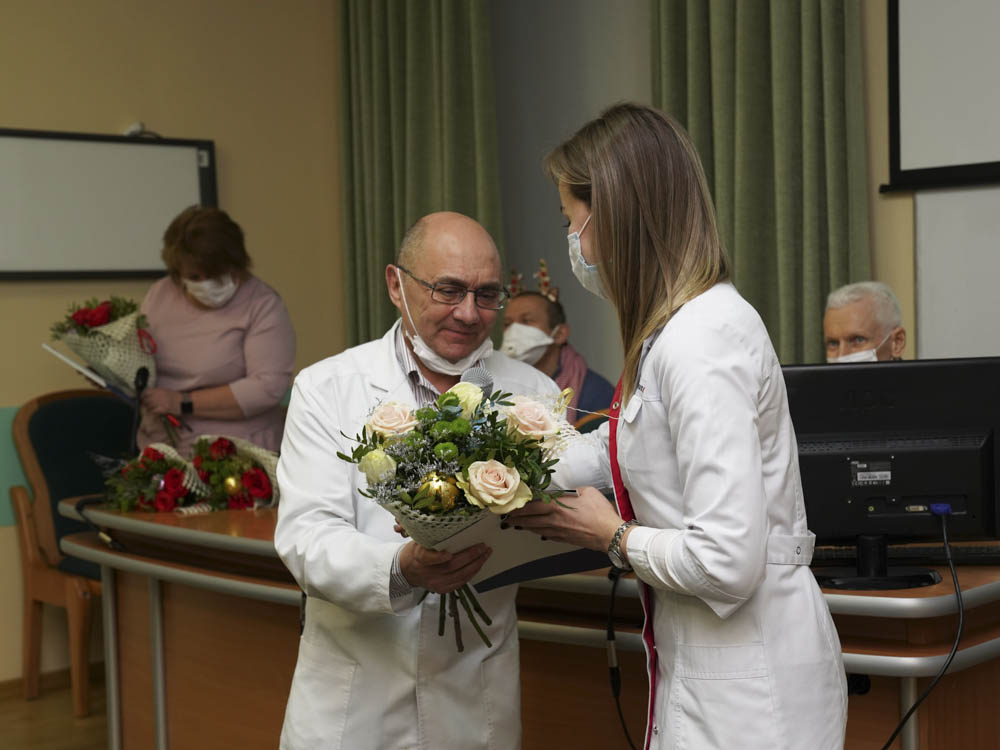 Новый 2021 год: поздравляем сотрудников НМИЦ с наградами