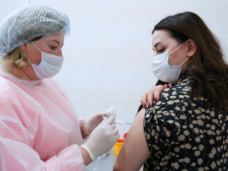 Более 300 сотрудников НМИЦ онкологии им. Н.Н. Петрова уже прошли  вакцинацию от COVID-19