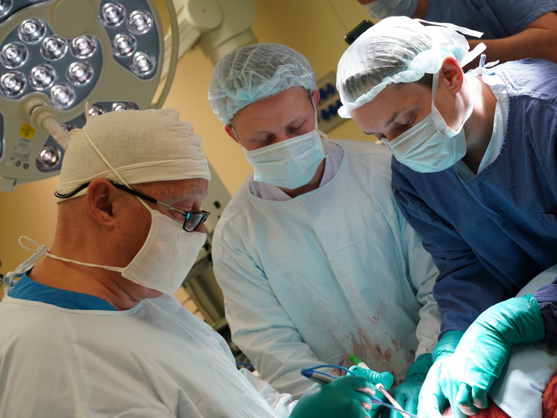 Врачи Центра успешно выполнили уникальную операцию по удалению гигантской злокачественной опухоли 92-летнему пациенту