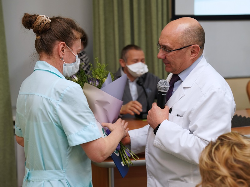 Сотрудниц НМИЦ поздравили с 8 Марта