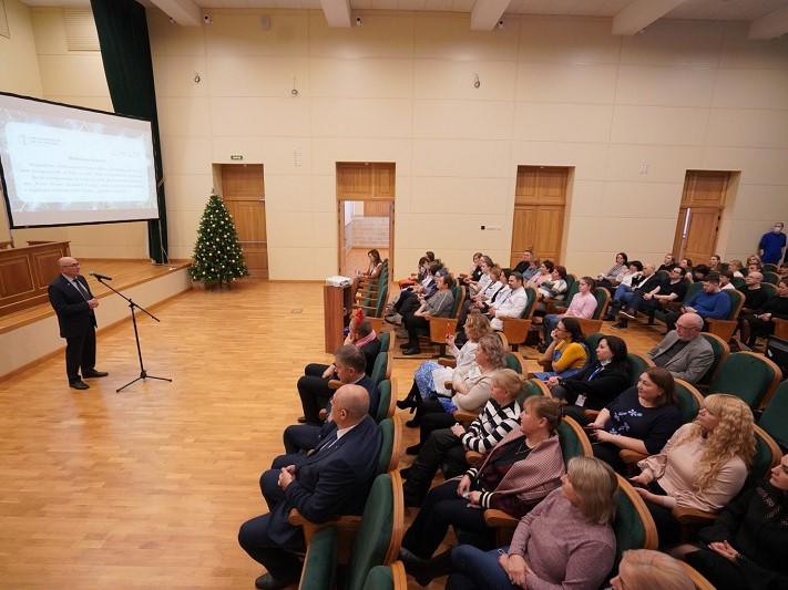 В преддверии Нового года сотрудники НМИЦ награждены благодарностями за добросовестный труд и успехи в работе 