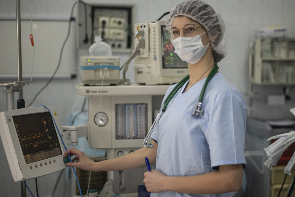 Анестезиолог работает