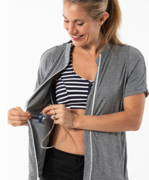 кофта с карманом, чтобы разместить дренаж