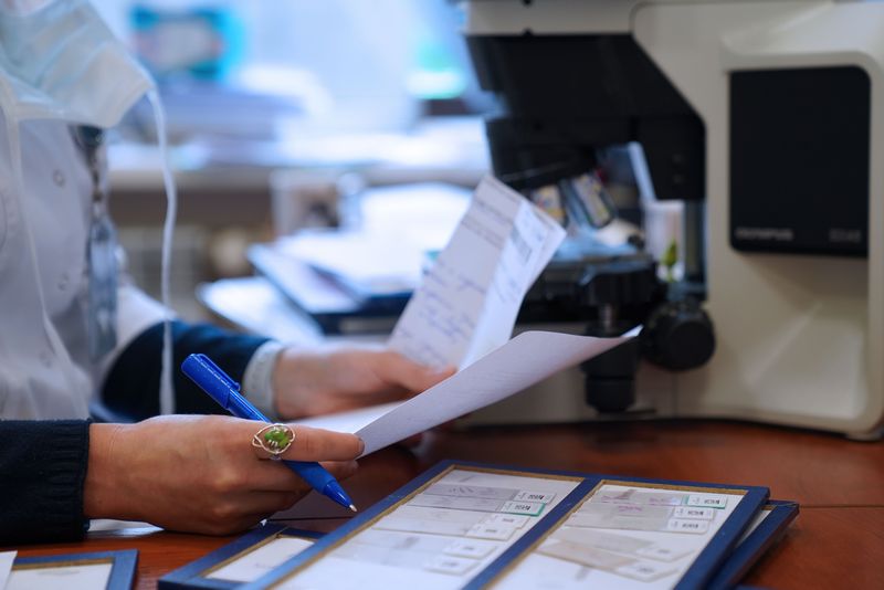 Анна Сергеевна Артемьева — заведующая патологоанатомическим отделением, руководитель научной лаборатории морфологии опухолей, кандидат медицинских наук, доцент отдела учебно-методической работы. Анна Сергеевна Артемьева — заведующая патологоанатомическим отделением, руководитель научной лаборатории морфологии опухолей, кандидат медицинских наук, доцент отдела учебно-методической работы.